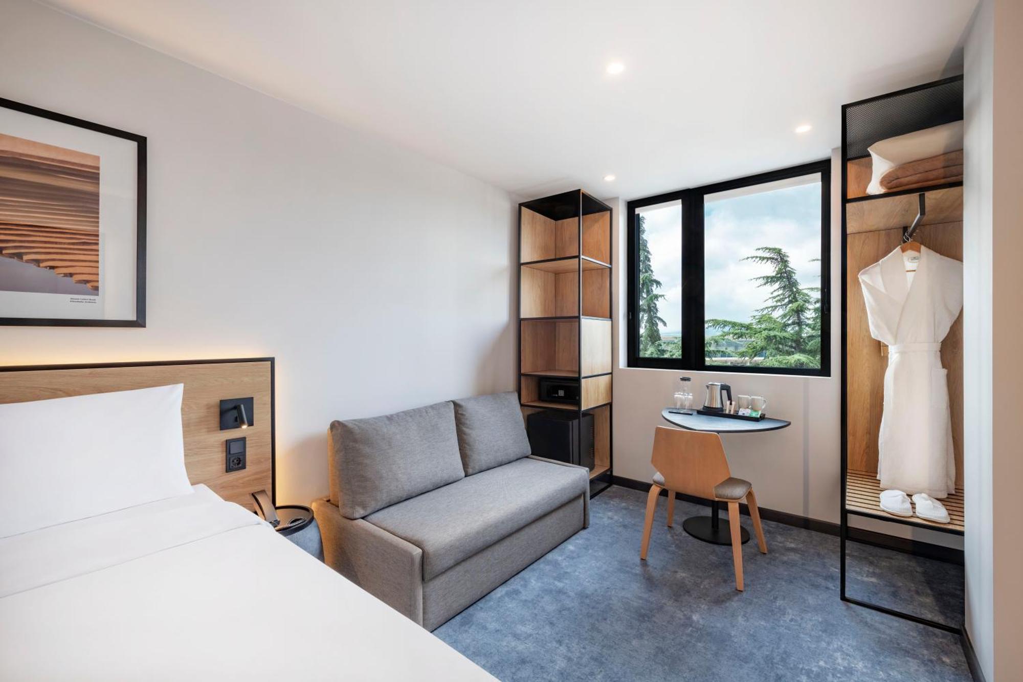 Ibis Airport 4*