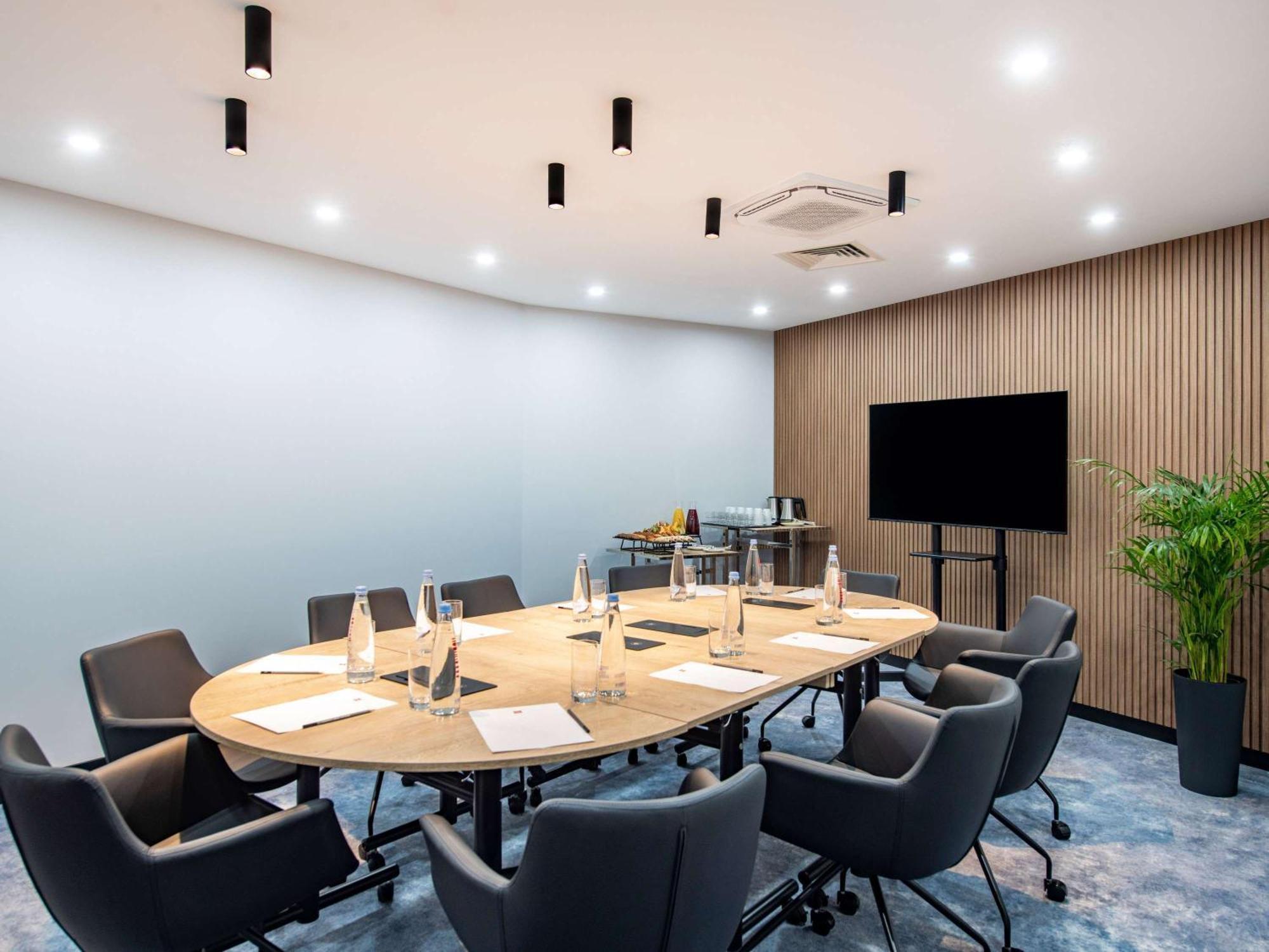 Ibis Airport Hotel 4*