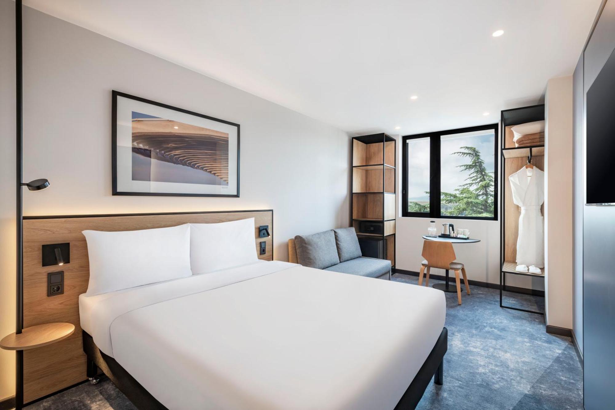 Ibis Airport Hotel 4*