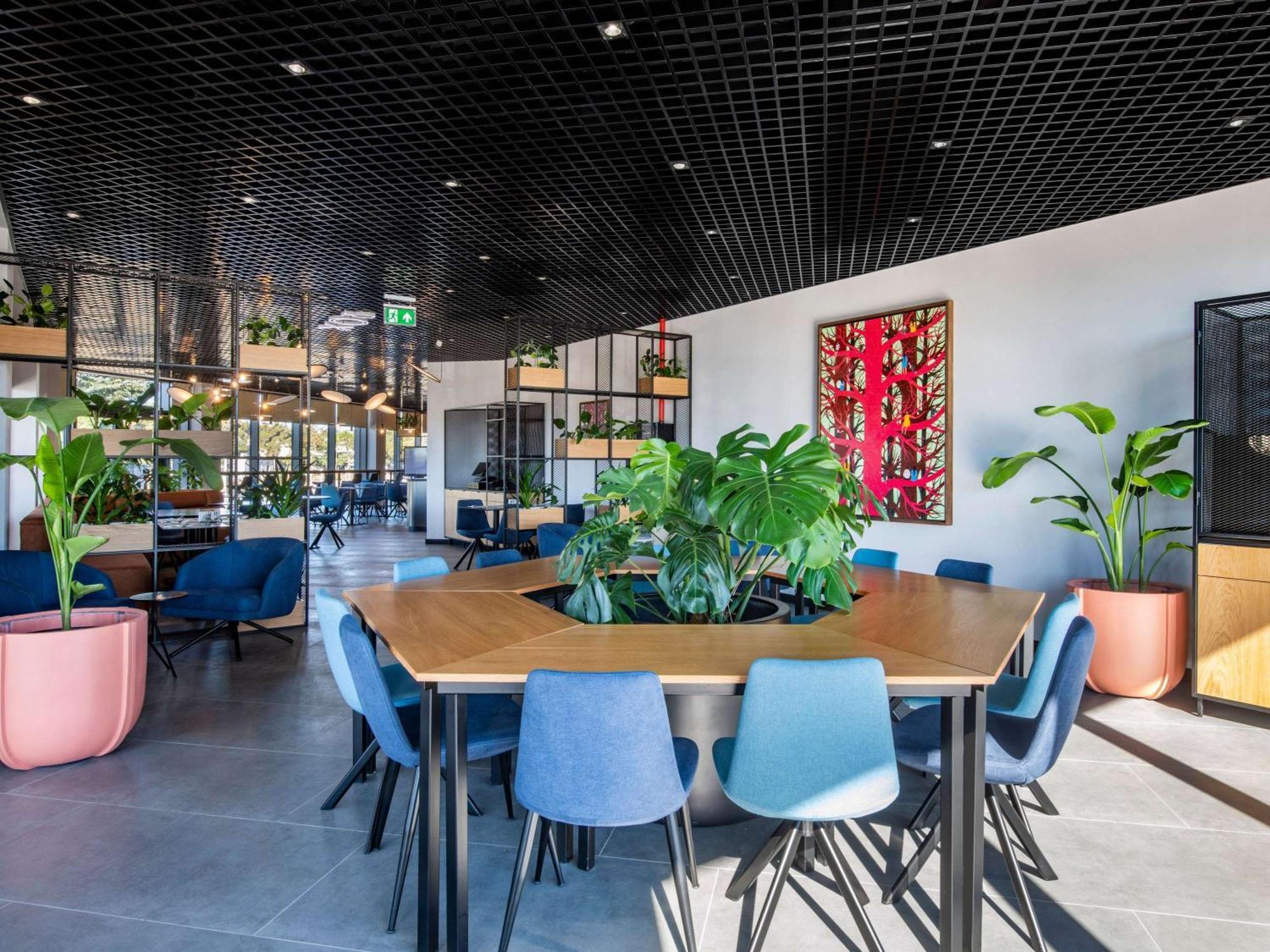 Ibis Airport 4*