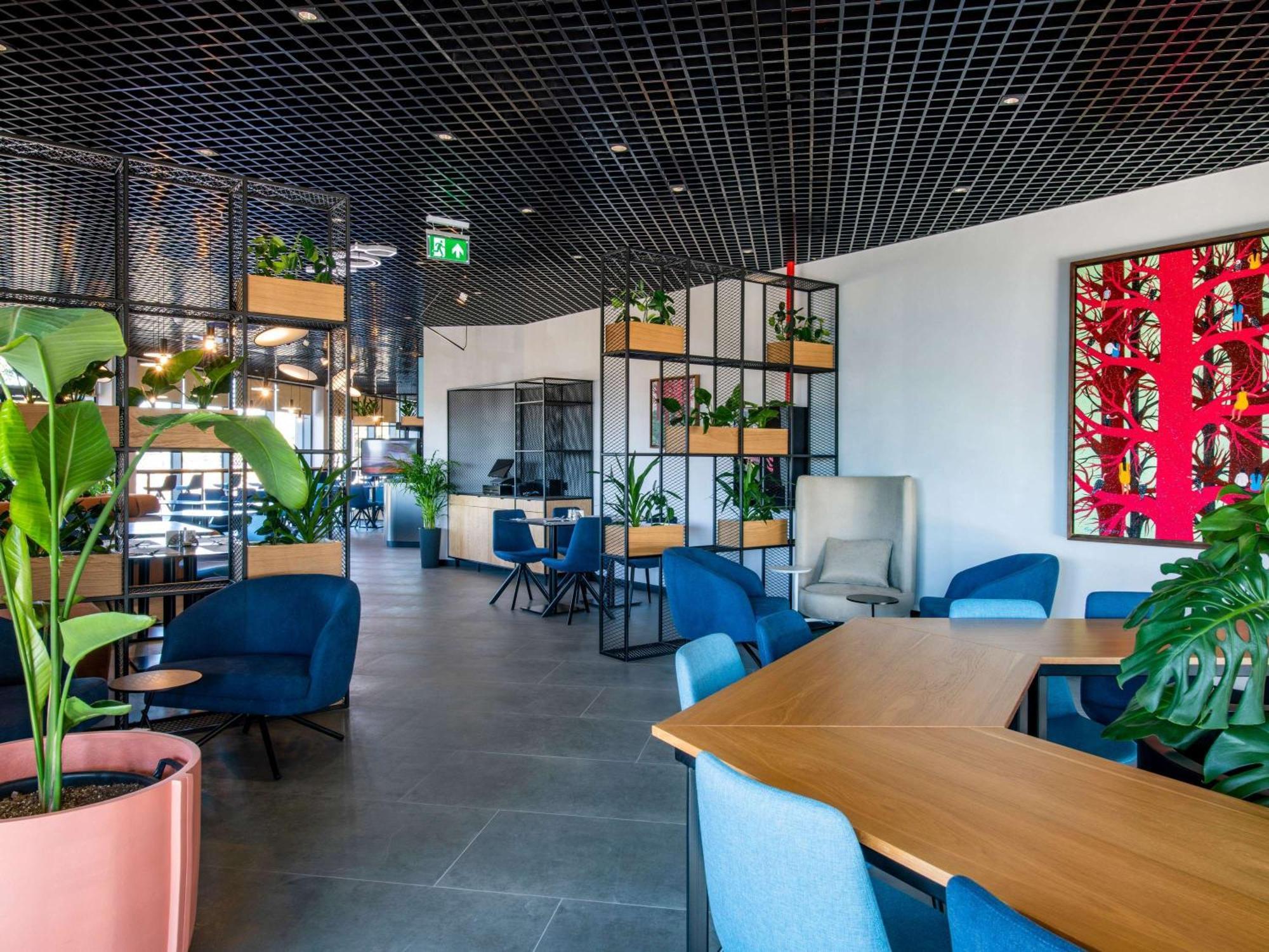 Ibis Airport Hotel 4*